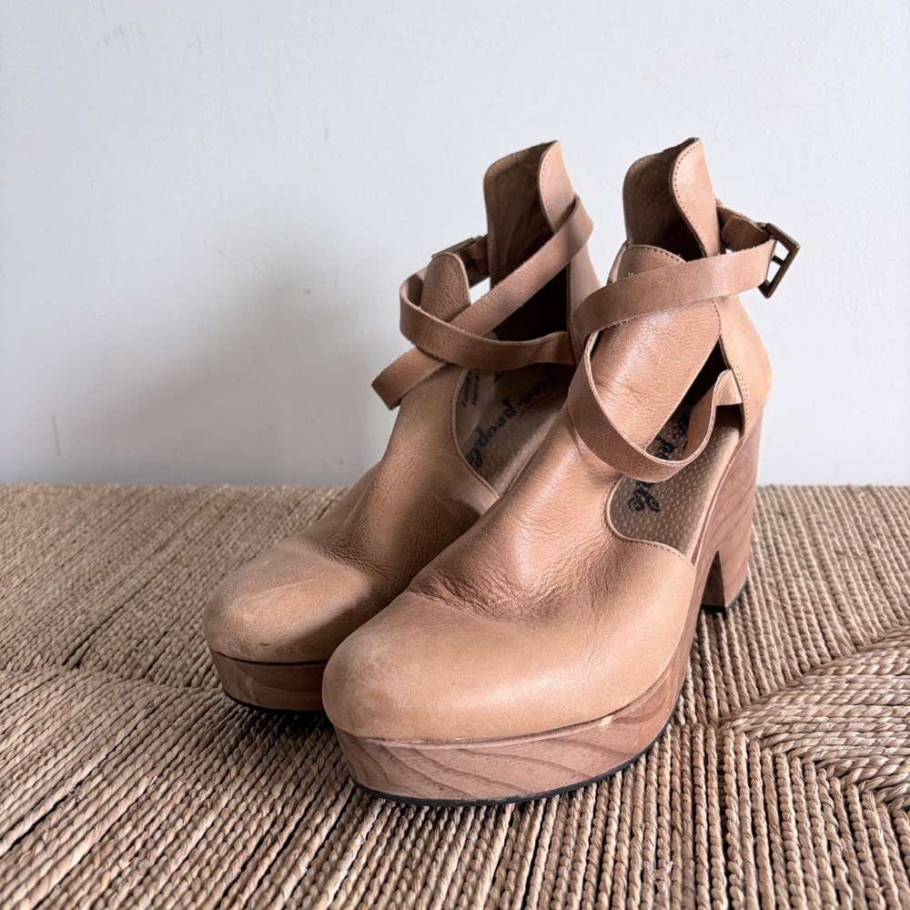 Free People Cedar Leather Clog Size 40 9 - 9.5 Tan Platform Shoes Wood Heel Boho